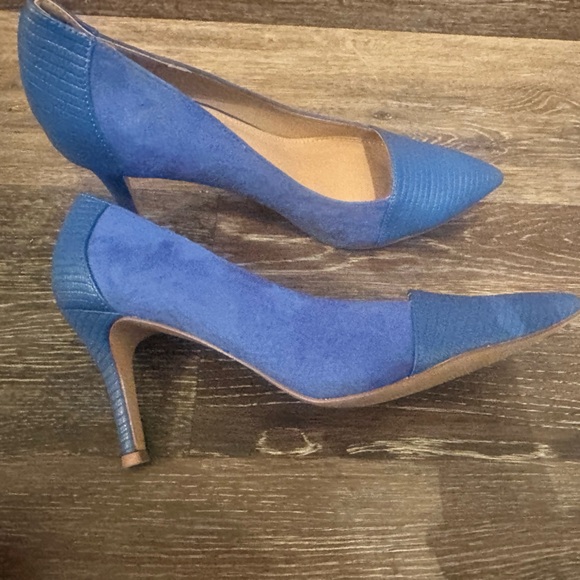 Women’s size 10 blue heels. Never worn. 2 1/2 inch heel - Picture 2 of 2